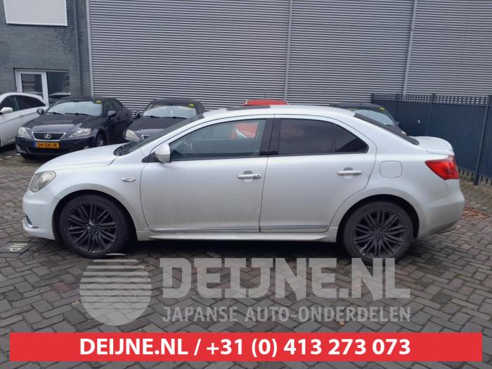 Usados Ventanilla triangular izquierda detrás Suzuki Kizashi (FRE/FRF) 2.4 16V 4x4 Precio € 35,00 Norma de margen ofrecido por V.Deijne Jap.Auto-onderdelen BV