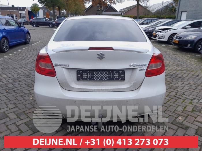 Używane Tylna klapa Suzuki Kizashi (FRE/FRF) 2.4 16V 4x4 Cena € 125,00 Procedura marży oferowane przez V.Deijne Jap.Auto-onderdelen BV