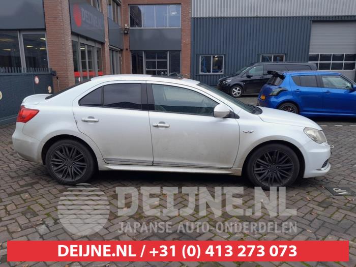 Usados Ventanilla triangular derecha detrás Suzuki Kizashi (FRE/FRF) 2.4 16V 4x4 Precio € 35,00 Norma de margen ofrecido por V.Deijne Jap.Auto-onderdelen BV