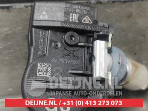 Däcktryckssensor från en Mazda CX-30 (DM) 2.0 e-SkyActiv-X 181 M Hybrid 16V 2020