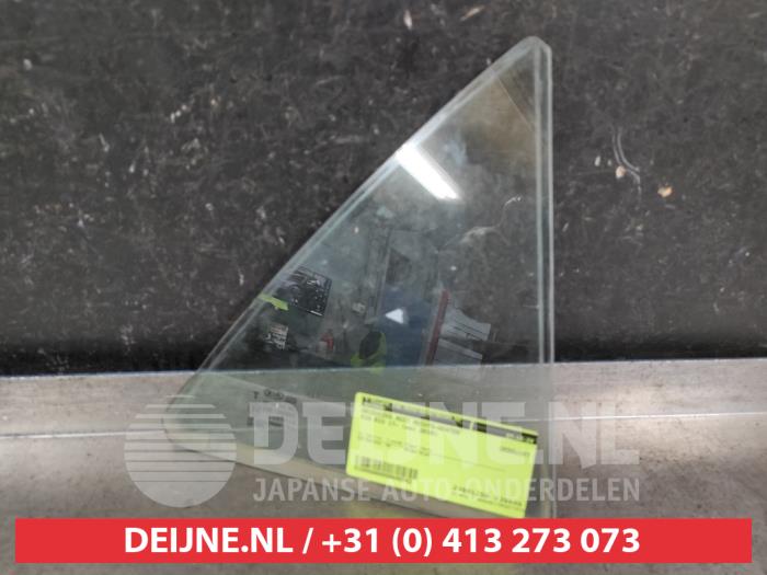 Usados Ventanilla triangular derecha detrás Kia Rio IV (YB) 1.0i T-GDi 100 12V Precio € 25,00 Norma de margen ofrecido por V.Deijne Jap.Auto-onderdelen BV