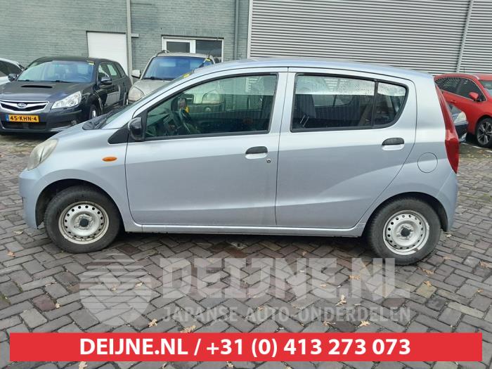 Usados Ventanilla triangular izquierda detrás Daihatsu Cuore (L251/271/276) 1.0 12V DVVT Precio € 35,00 Norma de margen ofrecido por V.Deijne Jap.Auto-onderdelen BV