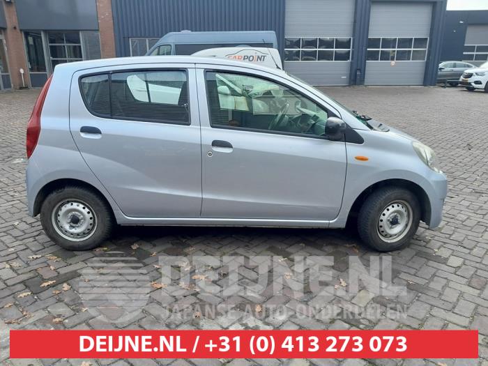 Usados Ventanilla triangular derecha detrás Daihatsu Cuore (L251/271/276) 1.0 12V DVVT Precio € 35,00 Norma de margen ofrecido por V.Deijne Jap.Auto-onderdelen BV