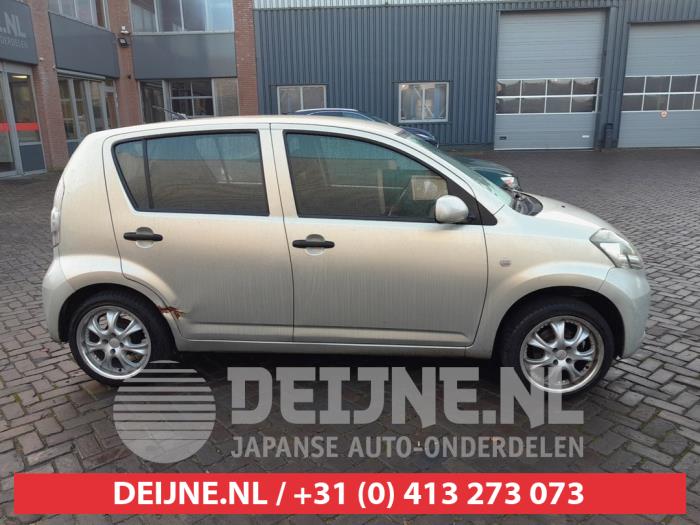 Usados Ventanilla triangular derecha detrás Daihatsu Sirion 2 (M3) 1.3 16V DVVT Precio € 35,00 Norma de margen ofrecido por V.Deijne Jap.Auto-onderdelen BV