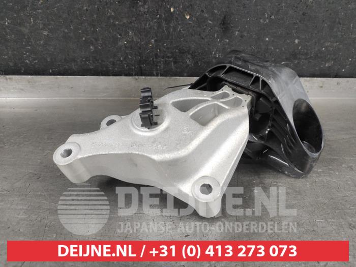 Usagé Support moteur Mitsubishi Colt 1.0 MPi 12V Prix € 45,00 Règlement à la marge proposé par V.Deijne Jap.Auto-onderdelen BV