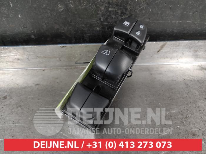 Usados Interruptor combinado de ventanillas Nissan Leaf (ZE1) e+ 59/62kWh Precio € 75,00 Norma de margen ofrecido por V.Deijne Jap.Auto-onderdelen BV