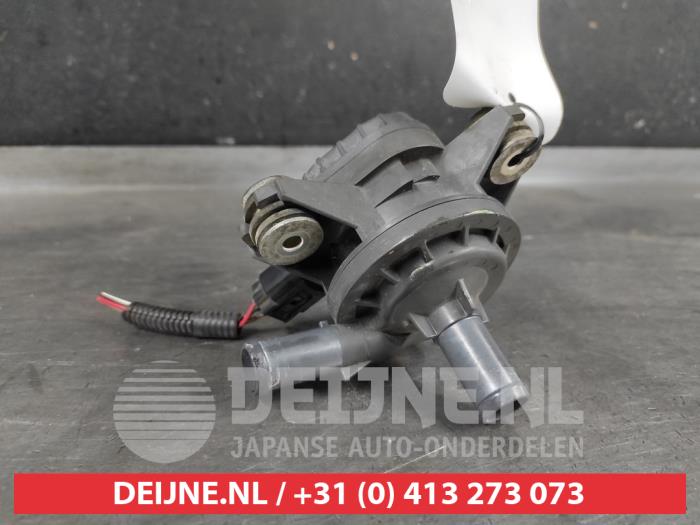 Begagnade Extra vattenpump Lexus IS (E3) 300h 2.5 16V Pris på förfrågan erbjuds av V.Deijne Jap.Auto-onderdelen BV