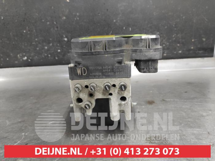 Usagé Pompe ABS Toyota Yaris II (P9) 1.8 16V VVT-i TS Prix € 100,00 Règlement à la marge proposé par V.Deijne Jap.Auto-onderdelen BV