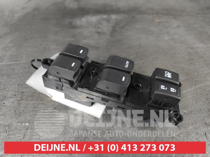 Usados Interruptor combinado de ventanillas Suzuki Vitara (LY/MY) 1.0 Booster Jet Turbo 12V Precio € 75,00 Norma de margen ofrecido por V.Deijne Jap.Auto-onderdelen BV