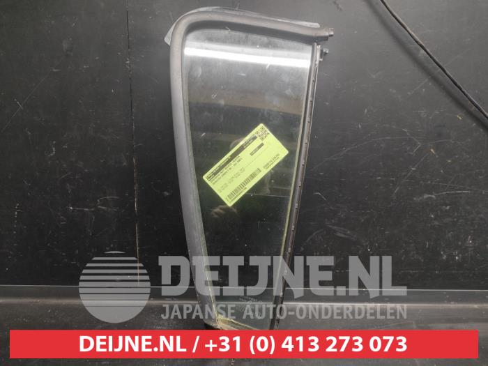 Usados Ventanilla triangular derecha detrás Daihatsu Sirion 2 (M3) 1.0 12V DVVT Precio € 35,00 Norma de margen ofrecido por V.Deijne Jap.Auto-onderdelen BV