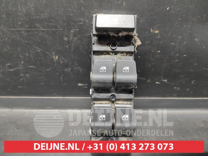 Usados Interruptor combinado de ventanillas Hyundai i30 (PDEB5/PDEBB/PDEBD/PDEBE) 1.0 T-GDI 12V Precio € 75,00 Norma de margen ofrecido por V.Deijne Jap.Auto-onderdelen BV