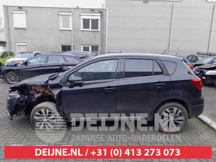 Usados Ventanilla triangular izquierda detrás Suzuki SX4 S-Cross (JY) 1.4 Booster Jet Turbo 16V SHVS Precio € 50,00 Norma de margen ofrecido por V.Deijne Jap.Auto-onderdelen BV