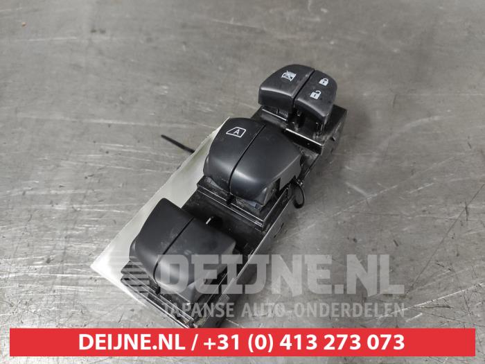 Używane Przelacznik combi okienny Nissan Leaf (ZE1) 39/40kWh Cena € 75,00 Procedura marży oferowane przez V.Deijne Jap.Auto-onderdelen BV