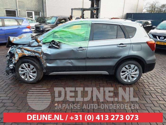 Usados Ventanilla triangular izquierda detrás Suzuki SX4 S-Cross (JY) 1.0 Booster Jet Turbo 12V Precio € 35,00 Norma de margen ofrecido por V.Deijne Jap.Auto-onderdelen BV