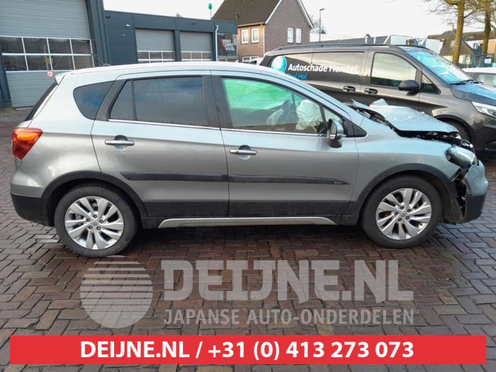Usados Ventanilla triangular derecha delante Suzuki SX4 S-Cross (JY) 1.0 Booster Jet Turbo 12V Precio € 35,00 Norma de margen ofrecido por V.Deijne Jap.Auto-onderdelen BV