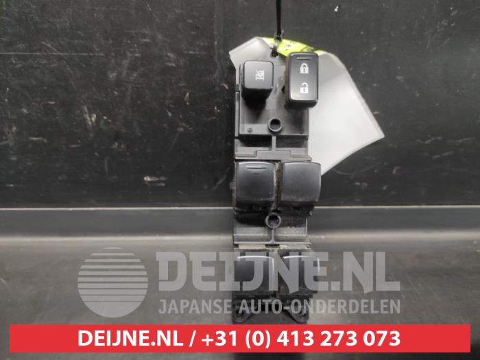 Usados Interruptor combinado de ventanillas Mitsubishi Outlander (GF/GG) 2.0 16V PHEV 4x4 Precio € 75,00 Norma de margen ofrecido por V.Deijne Jap.Auto-onderdelen BV