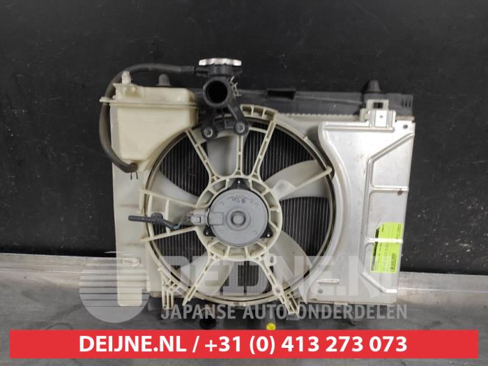 Gebrauchte Kühler Toyota Yaris II (P9) 1.3 16V VVT-i Preis € 50,00 Margenregelung angeboten von V.Deijne Jap.Auto-onderdelen BV