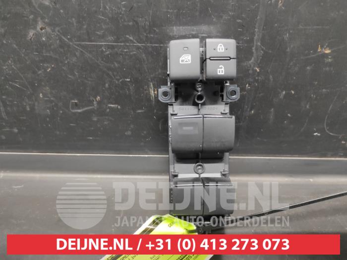 Usados Interruptor combinado de ventanillas Toyota Yaris IV (P21/PA1/PH1) 1.5 12V Hybrid 115 Precio € 75,00 Norma de margen ofrecido por V.Deijne Jap.Auto-onderdelen BV