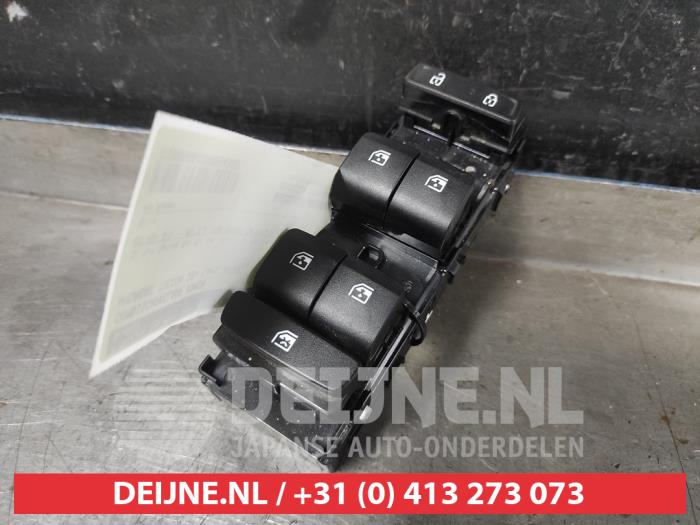 Usados Interruptor combinado de ventanillas Hyundai Tucson (NX) 1.6 T-GDI HEV Precio € 75,00 Norma de margen ofrecido por V.Deijne Jap.Auto-onderdelen BV