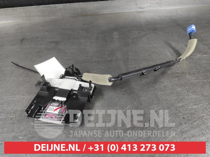 Używane Antena GPS Toyota Hilux V/VI 2.8 D4D-F 16V 4x4 Cena € 75,00 Procedura marży oferowane przez V.Deijne Jap.Auto-onderdelen BV
