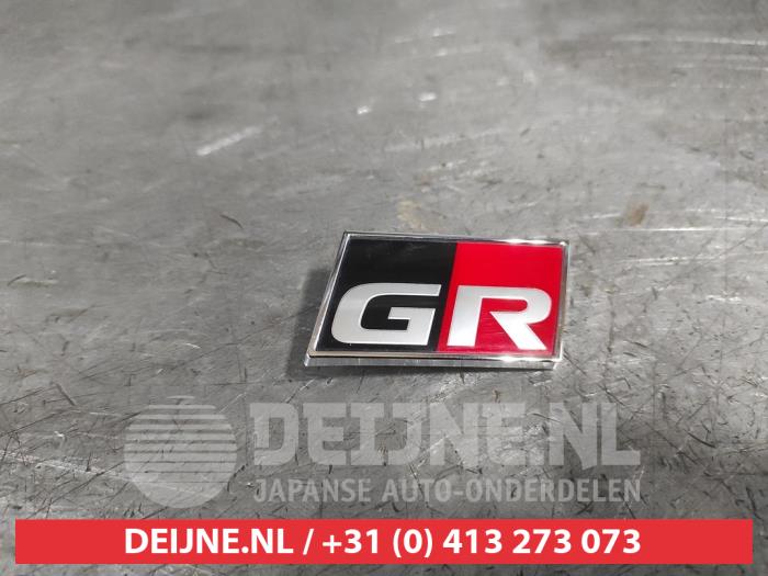 Używane Emblemat Toyota Yaris IV (P21/PA1/PH1) 1.5 12V Hybrid 115 Cena € 30,00 Procedura marży oferowane przez V.Deijne Jap.Auto-onderdelen BV