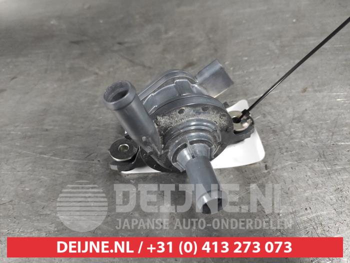Begagnade Extra vattenpump Toyota Yaris IV (P21/PA1/PH1) 1.5 12V Hybrid 115 Pris på förfrågan erbjuds av V.Deijne Jap.Auto-onderdelen BV