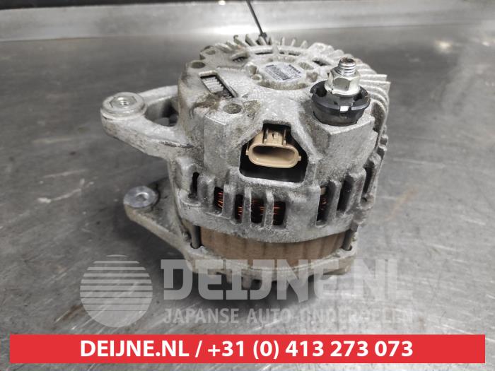 Dynamo van een Nissan Qashqai (J10) 1.6 16V 2008