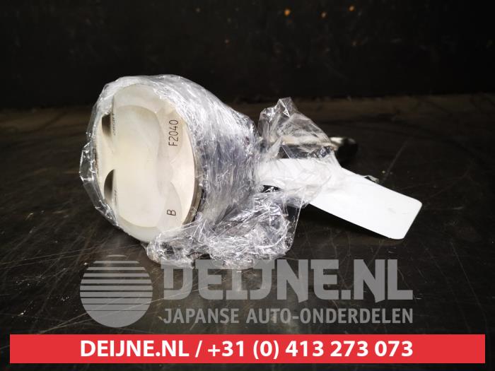 Kolben van een Toyota Yaris IV (P21/PA1/PH1) 1.5 12V Hybrid 115 2020
