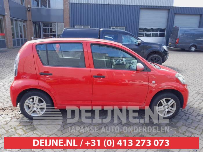 Usados Ventanilla triangular derecha detrás Daihatsu Sirion 2 (M3) 1.0 12V DVVT Precio € 35,00 Norma de margen ofrecido por V.Deijne Jap.Auto-onderdelen BV