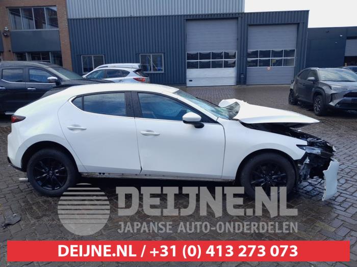 Usados Ventanilla triangular derecha detrás Mazda 3 Sport (BP) 2.0 SkyActiv-G 122 Mild Hybrid 16V Precio € 35,00 Norma de margen ofrecido por V.Deijne Jap.Auto-onderdelen BV