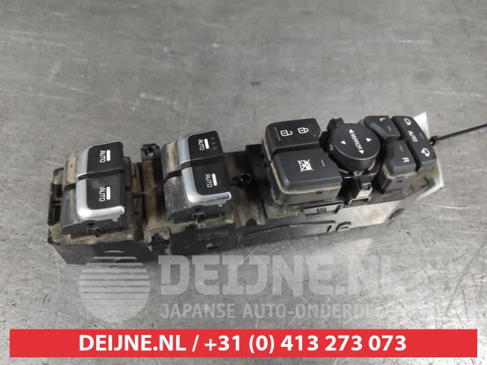 Usados Interruptor combinado de ventanillas Kia Sorento III (UM) 2.2 CRDi 16V VGT 4x4 Precio € 50,00 Norma de margen ofrecido por V.Deijne Jap.Auto-onderdelen BV
