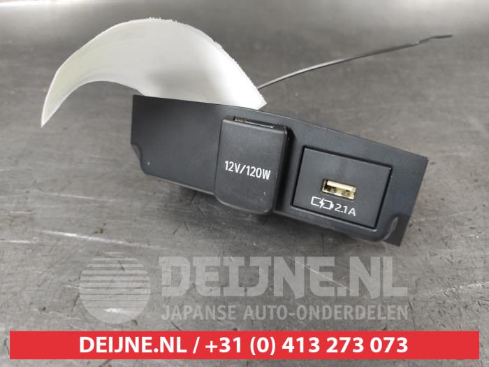Używane Modul USB Toyota Corolla Touring Sport (E21/EH1) 1.8 16V Hybrid Cena € 35,00 Procedura marży oferowane przez V.Deijne Jap.Auto-onderdelen BV