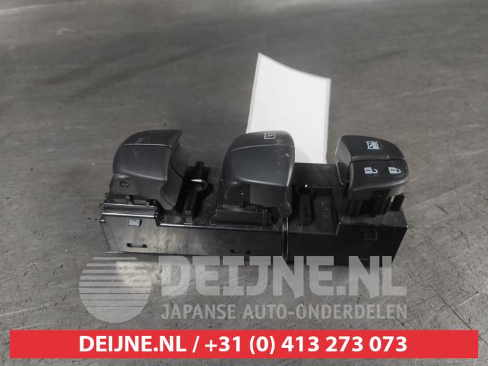 Usados Interruptor combinado de ventanillas Nissan Leaf (ZE1) e+ 59/62kWh Precio € 75,00 Norma de margen ofrecido por V.Deijne Jap.Auto-onderdelen BV