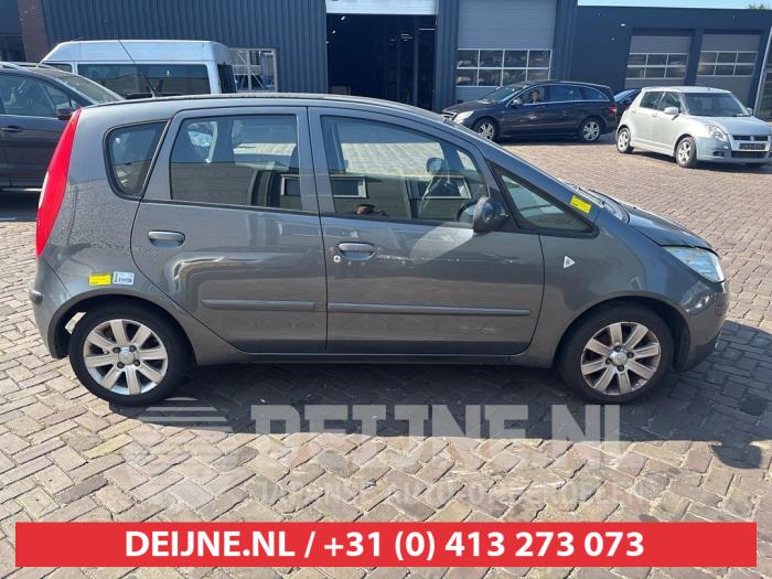 Usados Ventanilla triangular derecha detrás Mitsubishi Colt (Z2/Z3) 1.3 16V Precio € 35,00 Norma de margen ofrecido por V.Deijne Jap.Auto-onderdelen BV