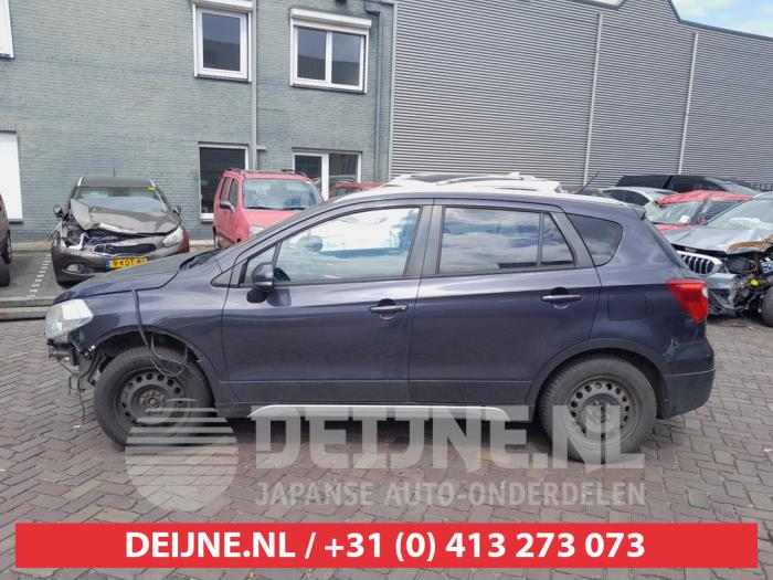 Usados Ventanilla triangular izquierda detrás Suzuki SX4 S-Cross (JY) 1.6 16V Precio € 35,00 Norma de margen ofrecido por V.Deijne Jap.Auto-onderdelen BV