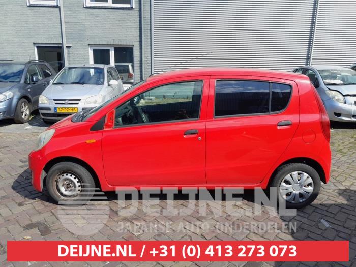 Usados Ventanilla triangular izquierda detrás Daihatsu Cuore (L251/271/276) 1.0 12V DVVT Precio € 35,00 Norma de margen ofrecido por V.Deijne Jap.Auto-onderdelen BV