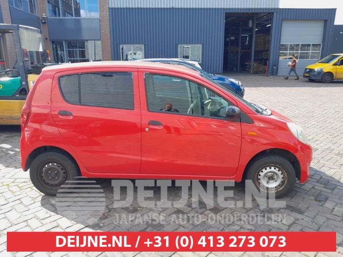 Usados Ventanilla triangular derecha detrás Daihatsu Cuore (L251/271/276) 1.0 12V DVVT Precio € 35,00 Norma de margen ofrecido por V.Deijne Jap.Auto-onderdelen BV