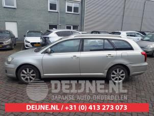 Używane Szyba drzwi lewych przednich wersja 4-drzwiowa Toyota Avensis Wagon (T25/B1E) 2.0 16V D-4D-F Cena € 25,00 Procedura marży oferowane przez V.Deijne Jap.Auto-onderdelen BV