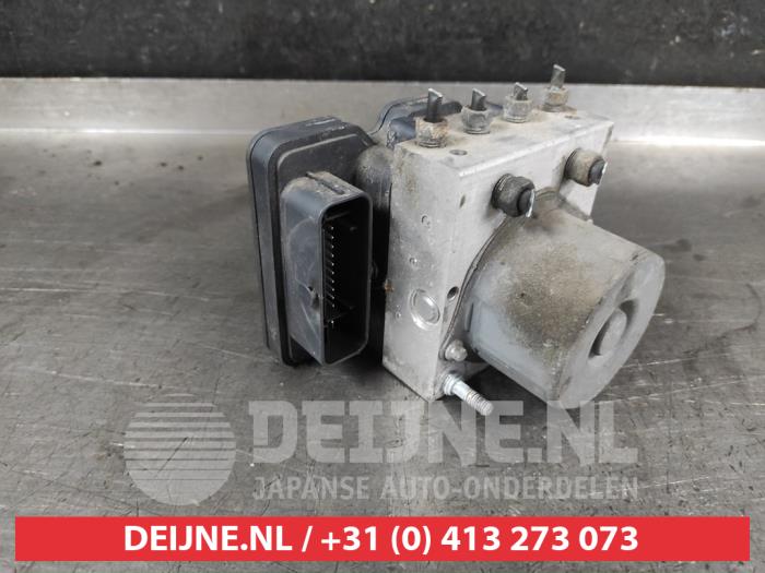 ABS Pumpe van een Subaru Forester (SJ) 2.0 16V X 2014