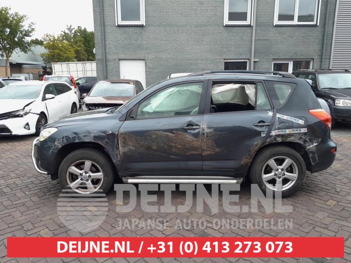Usados Ventanilla triangular izquierda detrás Toyota RAV4 (A3) 2.0 16V VVT-i 4x4 Precio € 35,00 Norma de margen ofrecido por V.Deijne Jap.Auto-onderdelen BV