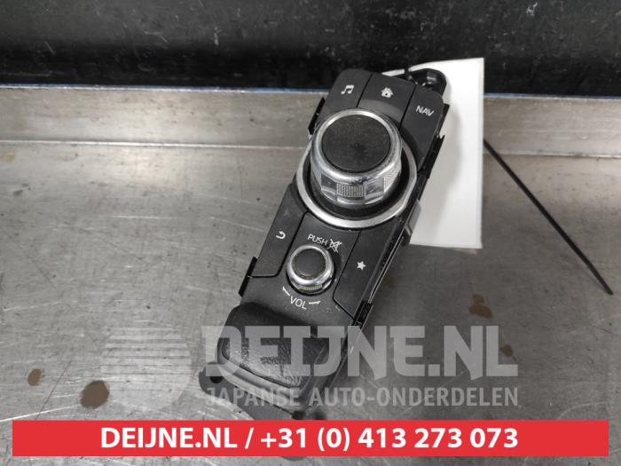 Usagé Panneau de commandes navigation Mazda 2 (DJ/DL) 1.5 SkyActiv-G 90 Prix € 50,00 Règlement à la marge proposé par V.Deijne Jap.Auto-onderdelen BV