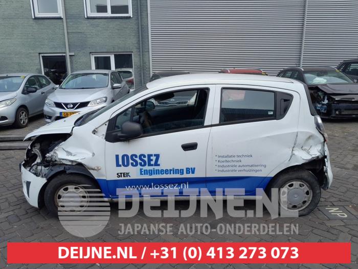 Usados Ventanilla triangular izquierda delante Chevrolet Spark (M300) 1.0 16V Bifuel Precio € 35,00 Norma de margen ofrecido por V.Deijne Jap.Auto-onderdelen BV