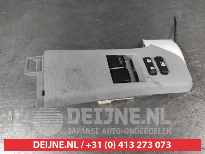 Używane Przelacznik combi okienny Toyota Yaris II (P9) 1.33 16V Dual VVT-I Cena € 50,00 Procedura marży oferowane przez V.Deijne Jap.Auto-onderdelen BV