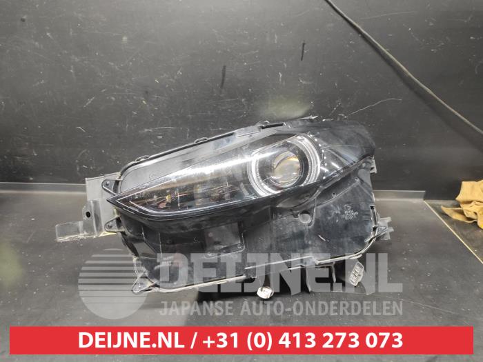 Używane Reflektor lewy Mazda CX-30 (DM) 2.0 e-SkyActiv-G 122 16V Cena € 450,00 Procedura marży oferowane przez V.Deijne Jap.Auto-onderdelen BV