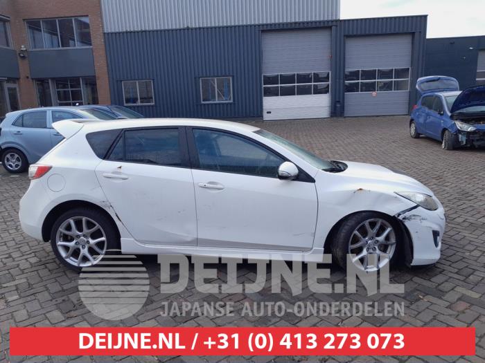 Usados Ventanilla triangular derecha detrás Mazda 3 Sport (BL14/BLA4/BLB4) 2.3i MPS Turbo 16V Precio € 35,00 Norma de margen ofrecido por V.Deijne Jap.Auto-onderdelen BV