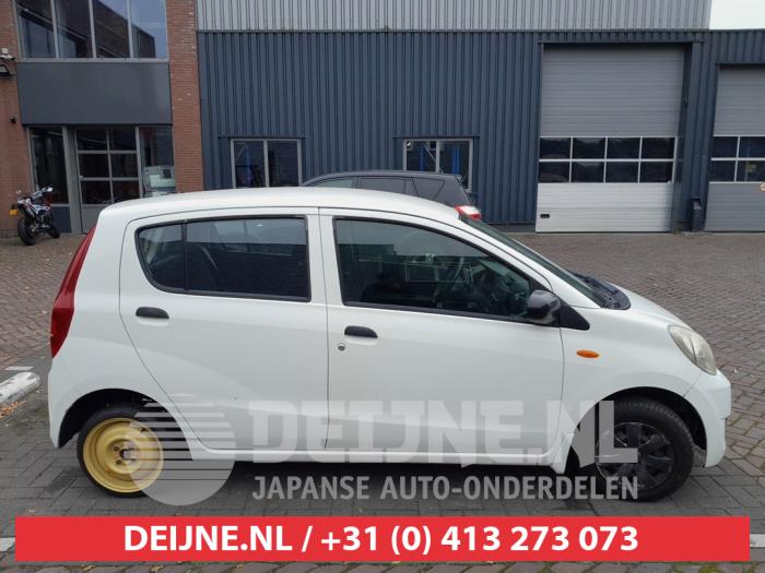 Usados Ventanilla triangular derecha detrás Daihatsu Cuore (L251/271/276) 1.0 12V DVVT Precio € 35,00 Norma de margen ofrecido por V.Deijne Jap.Auto-onderdelen BV