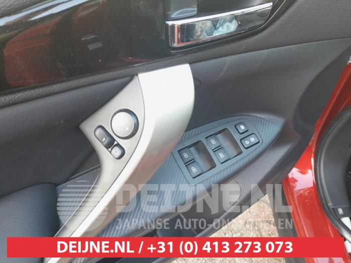 Usados Interruptor combinado de ventanillas Mitsubishi Eclipse Cross (GK/GL) 2.4 16V PHEV 4x4 Precio € 75,00 Norma de margen ofrecido por V.Deijne Jap.Auto-onderdelen BV