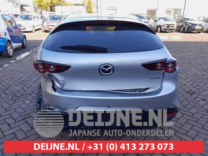 Używane Odblask tylnej klapy prawy Mazda 3 Sport (BP) 2.0 SkyActiv-X M Hybrid 16V Cena € 100,00 Procedura marży oferowane przez V.Deijne Jap.Auto-onderdelen BV