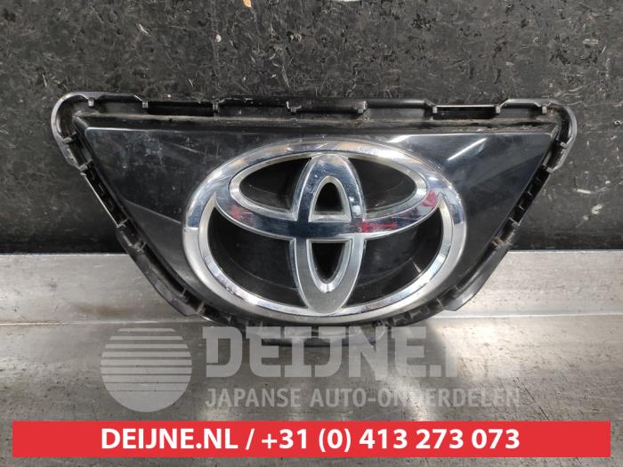 Używane Emblemat Toyota Aygo X 1.0 12V VVT-i Cena € 30,00 Procedura marży oferowane przez V.Deijne Jap.Auto-onderdelen BV