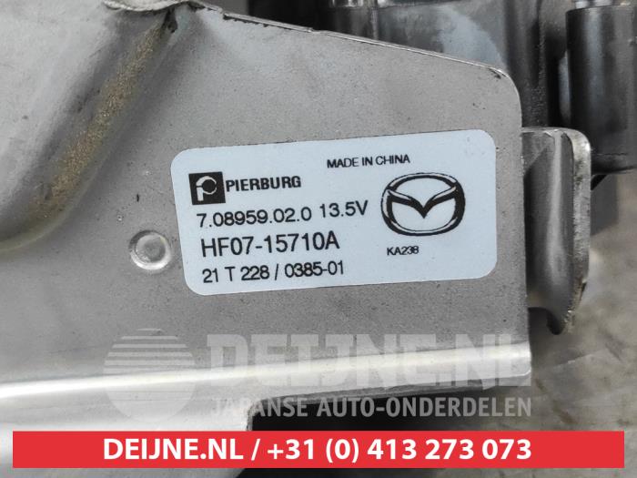 Extra vattenpump från en Mazda 3 Sport (BP) 2.0 SkyActiv-X M Hybrid 16V 2022